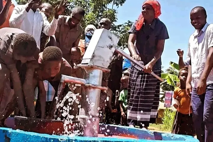 ١١ بئرًا، صدقة جارية : مسلمو أوغندا في الانتظار